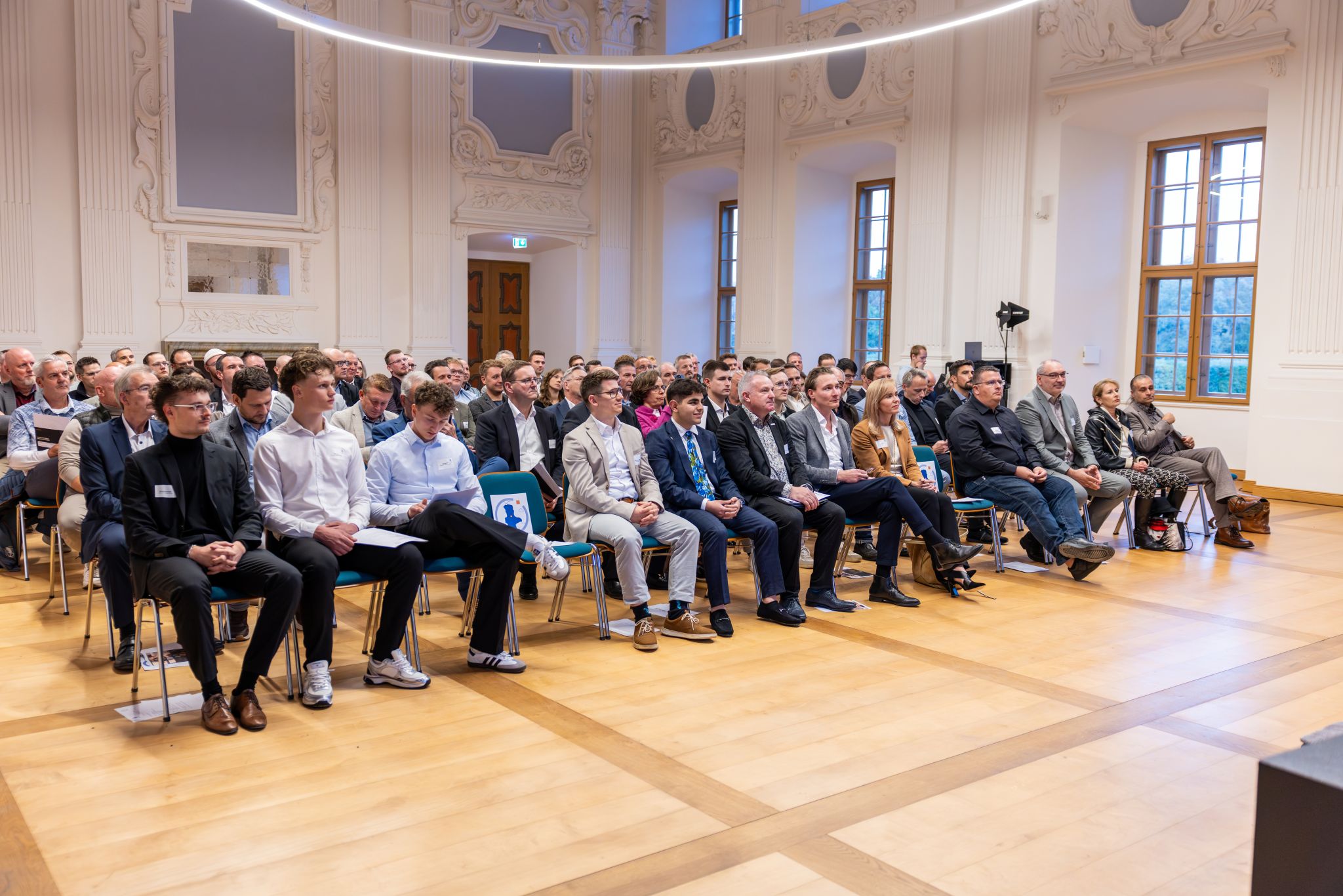 Gäste im Festsaal von Schloss Hundisburg beim 10. Unternehmerstammtisch