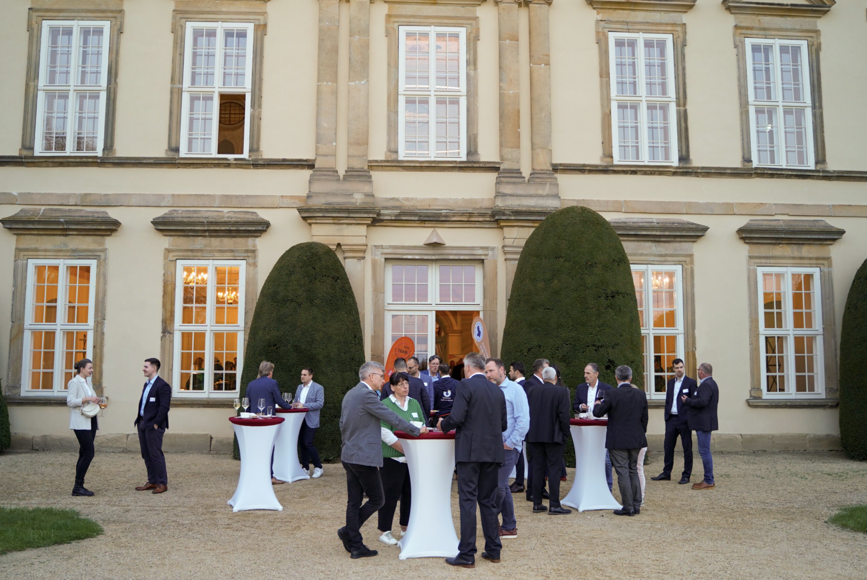 Networking im Schlosshof Hundisburg beim 3. Unternehmerstammtisch