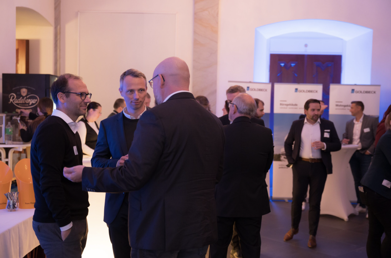 Networking beim 4. Unternehmerstammtisch – Gäste im Gespräch vor GOLDBECK-Bannern